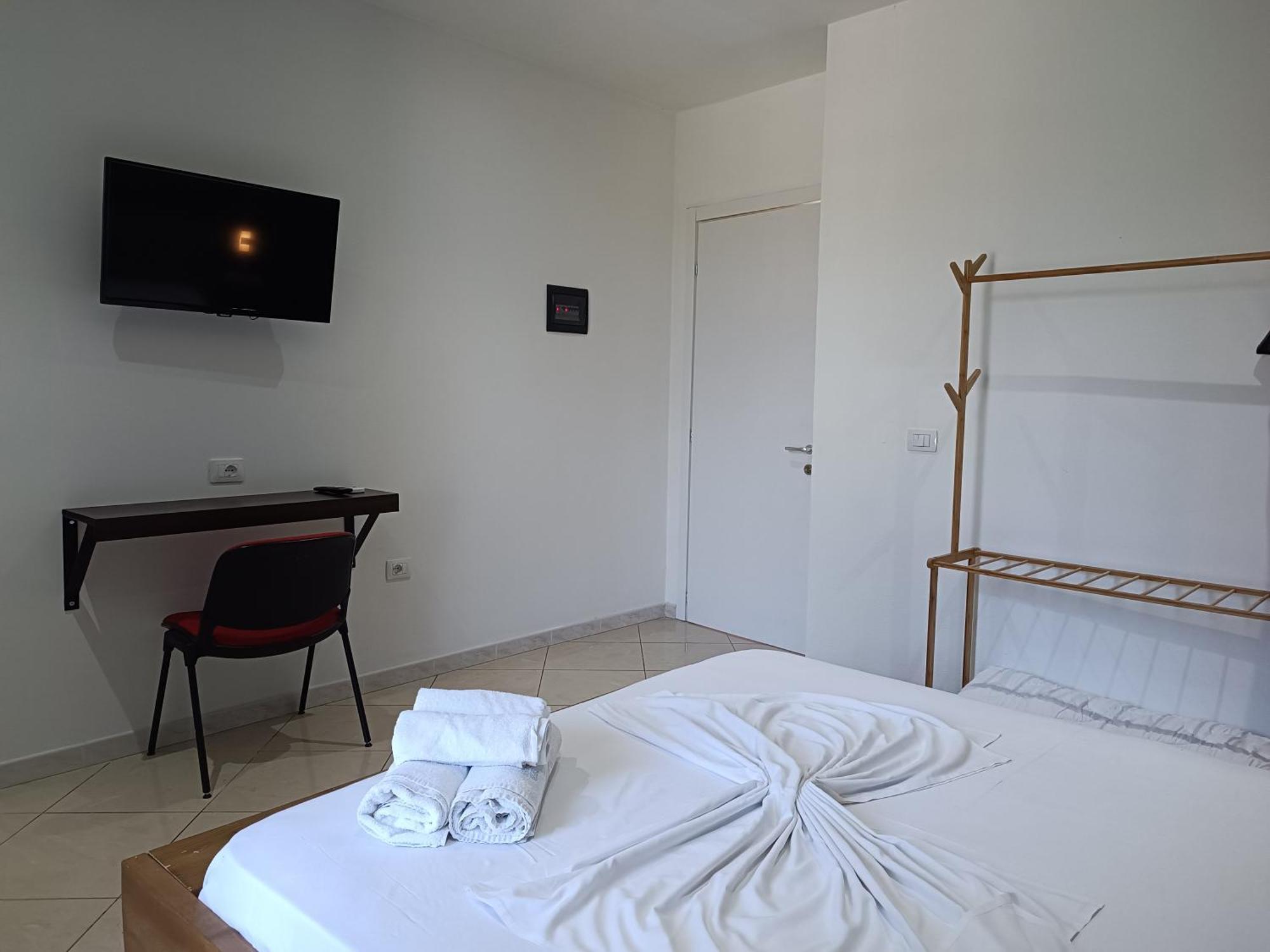 Kavalona Park Hotel Vlore Room photo