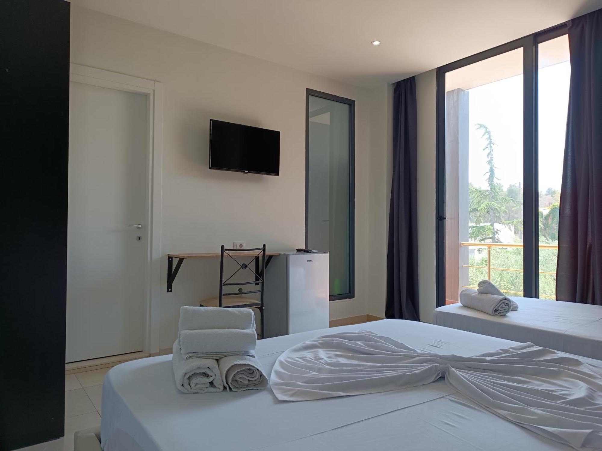 Kavalona Park Hotel Vlore Room photo