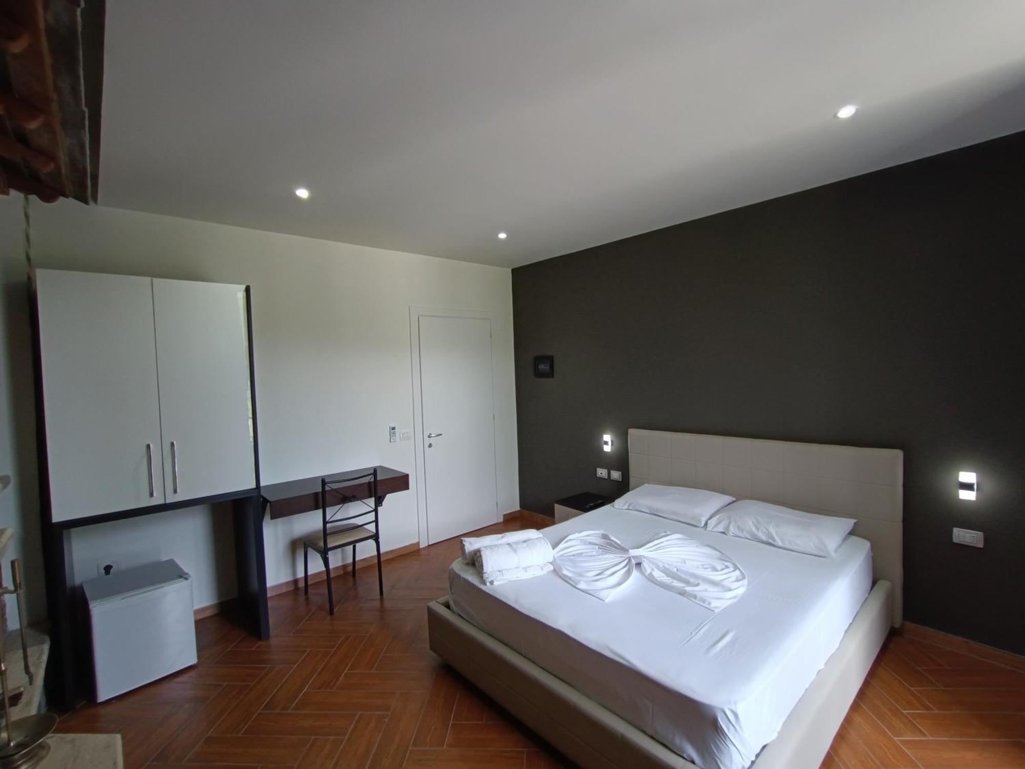 Kavalona Park Hotel Vlore Room photo