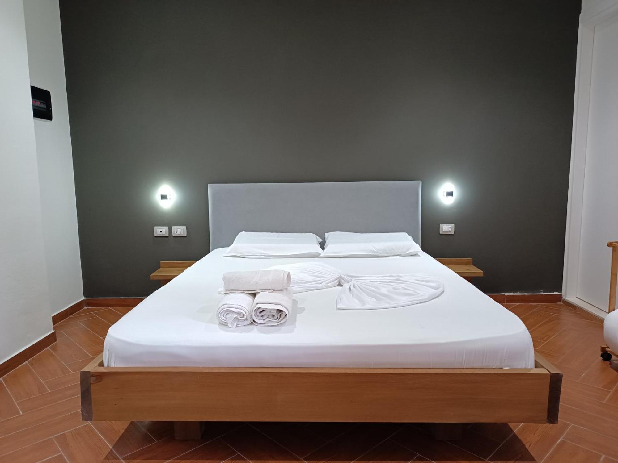 Kavalona Park Hotel Vlore Room photo